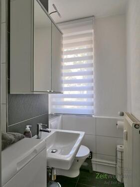 Waschmaschine, Waschtisch und WC - 