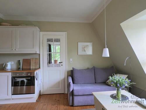 Blick zu Sofa und Schlafzimmer - (EF1178_M) Dresden: Äußere Neustadt, möblierte 2-Zimmer-Wohnung in historischem Gebäude mit Garten, WLAN