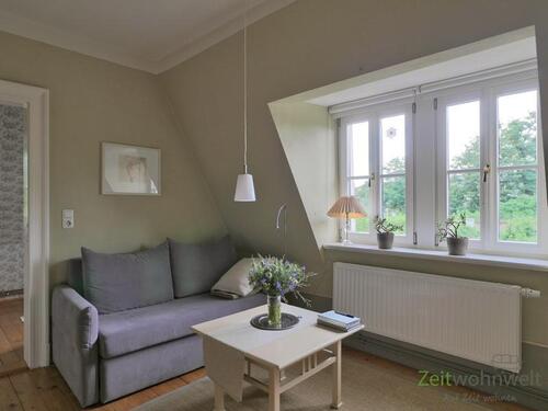 Couch im Wohnzimmer - 2 Zimmer Etagenwohnung zur Miete in Dresden