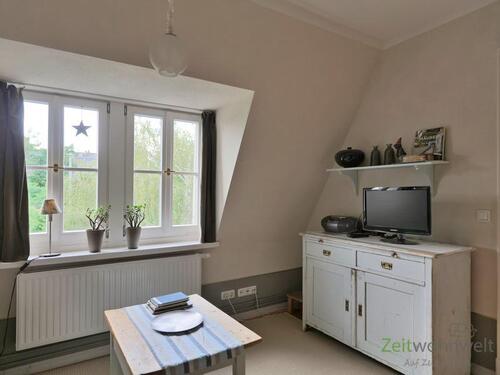 Kommode und TV - 2 Zimmer Etagenwohnung in Dresden