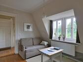 Blick zu Flur und Sofa - 2 Zimmer Etagenwohnung zur Miete in Dresden
