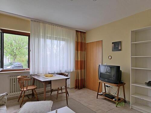 Blick ins Wohnzimmer - 2 Zimmer Etagenwohnung zur Miete in Lohfelden