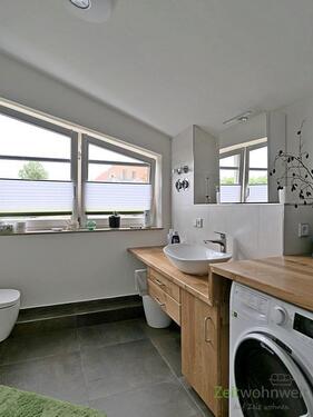 Waschtisch und Waschmaschine - 