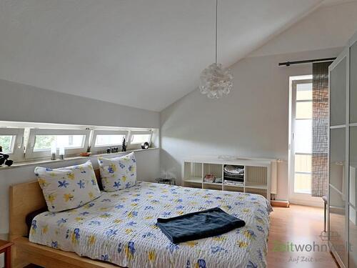 Doppelbett im Schlafzimmer - 