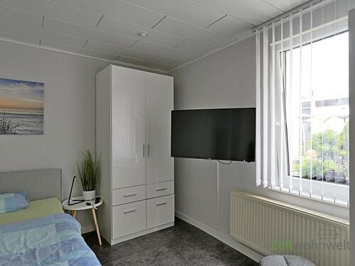 beweglicher TV an der Wand - 