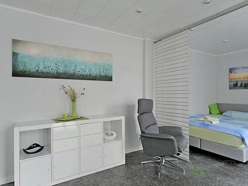 Sideboard und TV-Sessel - 1 Zimmer Etagenwohnung in Erfurt