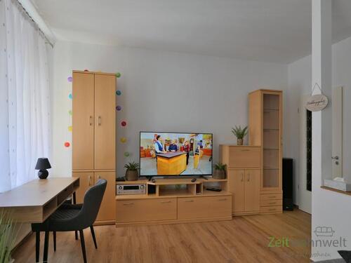 große Schrankwand mit TV - 2 Zimmer Etagenwohnung in Halle (Saale)