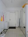 Wohnungsflur mit verspiegeltem Kleiderschrank - 