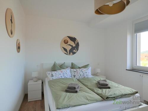 Doppelbett im Schlafzimmer - 