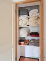 Blick in den Wäsche-Wandschrank - 