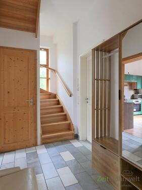Gäste-WC, Innentreppe und Garderobe - 