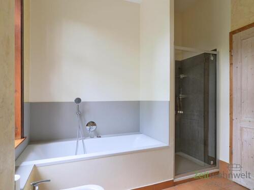 Dusche und Wanne - 