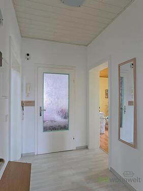 Wohnungsflur mit Garderobe - 