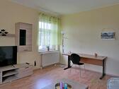 Schreibtisch im Wohnzimmer - 2 Zimmer Etagenwohnung zur Miete in Zwickau