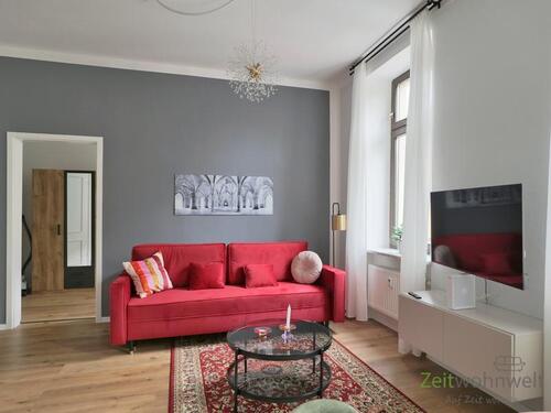 Blick zu Sofa und Schlafzimmer - 2 Zimmer Etagenwohnung zur Miete in Chemnitz
