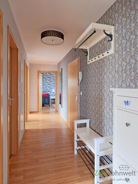 großer Wohnungsflur - 