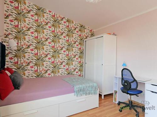breites Bett und Schreibtisch - 