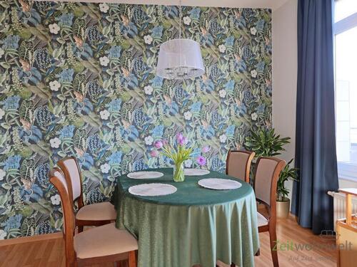 Esstisch im Wohnzimmer - (EF0482_M) Dresden: Striesen-West, moderne Dachwohnung mit Parkettböden, verglaste Veranda und Dachbalkon, TG-Stellplatz