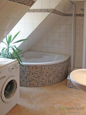 Bad mit Wanne und Dusche - 