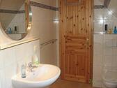 Waschbecken und WC - 