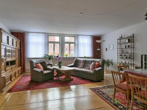 Blick zur Fensterfront - (EF1260_M) Gotha: Gotha, große möblierte Wohnung in historischem Stadthaus direkt am Hauptmarkt