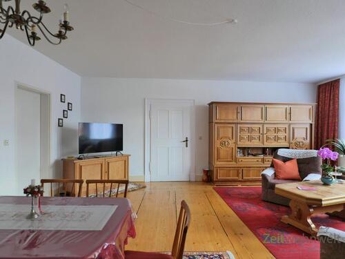 Blick zu TV und Schrankwand - Etagenwohnung mit 98,00 m² in Gotha zur Miete