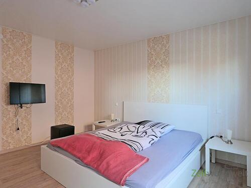 Doppelbett im Schlafzimmer - 