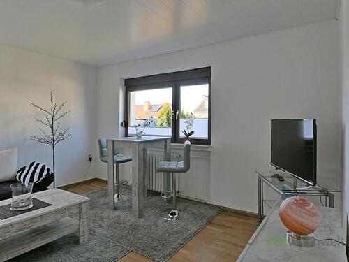 TV und Tisch - 3 Zimmer Etagenwohnung in Vellmar