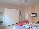 Spiegel und Kleiderschrank - 