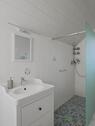 Waschtisch vor der Walk-In-Dusche - 