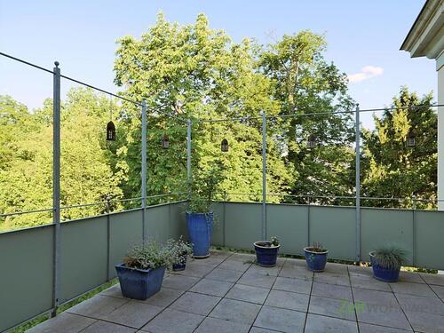 Blick auf den Balkon - 1 Zimmer Etagenwohnung in Dresden