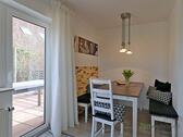 Esstisch vor dem Balkon - (EF0761_M) Dresden: Schönfeld, schöne möblierte Maissonette-Wohnung mit Gäste-WC, großer Terrasse und PKW-Stellplatz