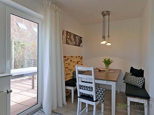 Esstisch vor dem Balkon - (EF0761_M) Dresden: Schönfeld, schöne möblierte Maissonette-Wohnung mit Gäste-WC, großer Terrasse und PKW-Stellplatz