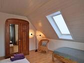 Kleiderschrank und Gästebett - 