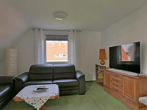 zwei Sofas und TV - (EF1027_M) Göttingen: Grone, neu renovierte, möblierte Wohnung in ruhiger Nebenstraße, WLAN inklusive