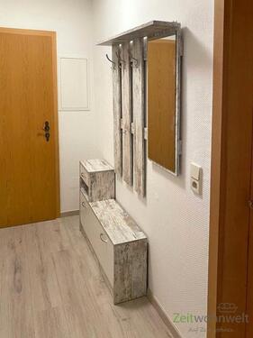 Wohnungsflur mit Garderobe - 