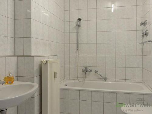 Bad mit Wanne - 