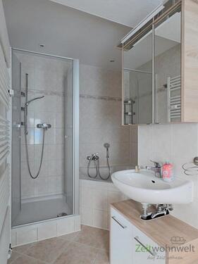 Dusche und Eckwanne - 