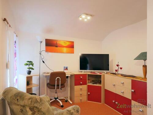 Blick zu Schreibtisch und TV - 1 Zimmer Etagenwohnung zur Miete in Waltershausen