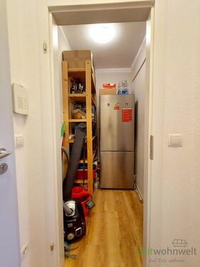 Abstellkammer mit XL-Kühlschrank - 