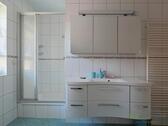 Dusche und breiter Waschtisch - 
