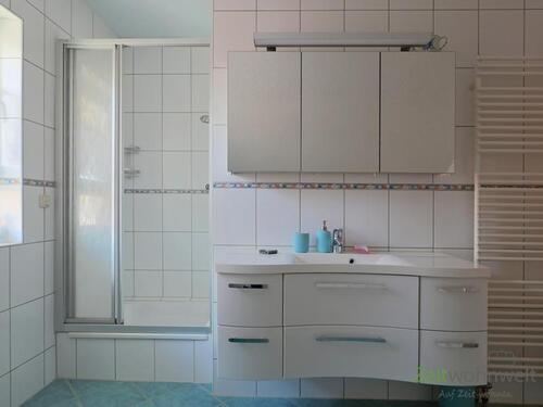 Dusche und breiter Waschtisch - 