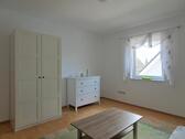 Kleiderschrank und Kommode - 