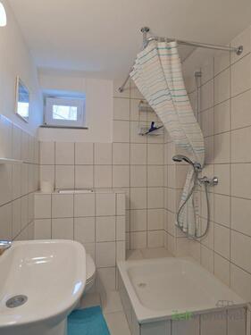 Blick ins Bad - Etagenwohnung mit 24,00 m&sup2; in Kassel zur Miete