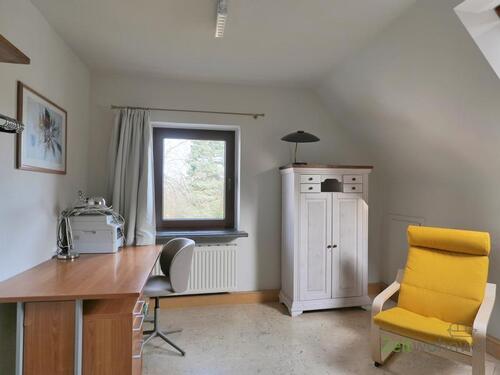 Schreibtisch und Kleiderschrank - 