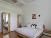 breites Bett, großer Kleiderschrank - 