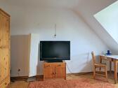 Kleiderschrank und TV - 1 Zimmer Etagenwohnung zur Miete in Kassel