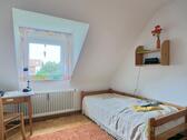 Bett und kleiner Schreibtisch - (EF1295_M) Kassel-Stadt: Nierderzwehren, preiswertes möbliertes Apartment in einer Anliegerstraße