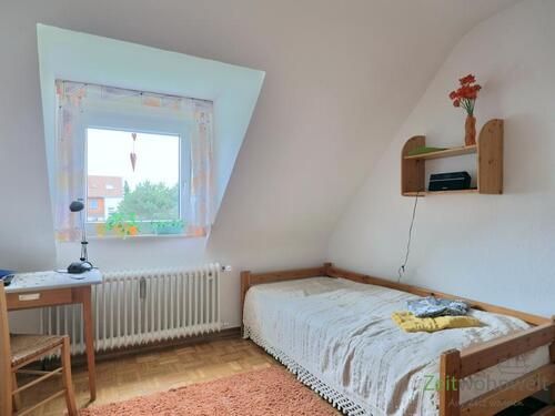Bett und kleiner Schreibtisch - (EF1295_M) Kassel-Stadt: Nierderzwehren, preiswertes möbliertes Apartment in einer Anliegerstraße