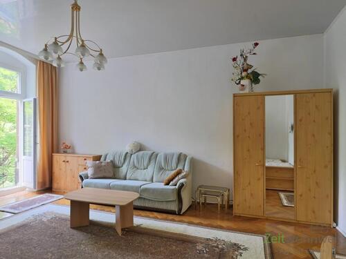 Sofa und Kleiderschrank - Etagenwohnung mit 80,00 m&sup2; in Dresden zur Miete